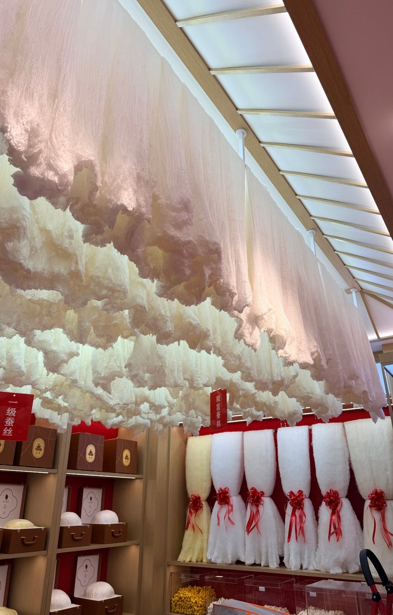 悦芯家纺喜被门店实拍——红色婚庆喜被袋装车交付（烟台威海门店）
