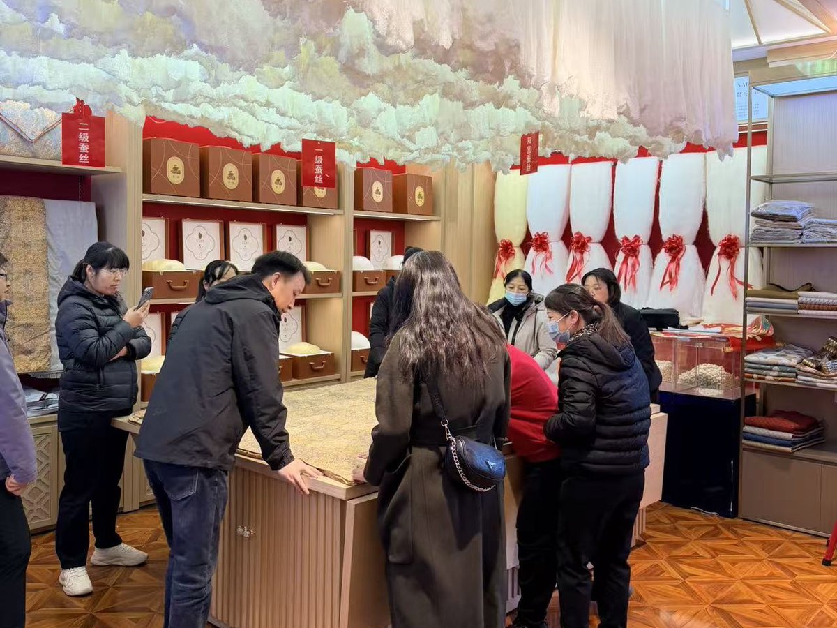 烟台喜被门店实景：客户到店选购婚被，店员现场讲解，悦芯家纺